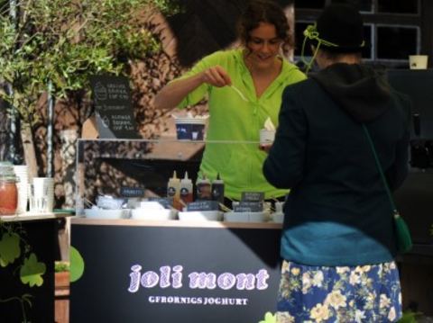 Ursina belegt Gfrornigs Joghurt mit Obedruf von der joli mont Theke. 