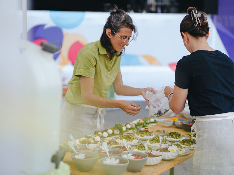 Bio Catering auf dem Bundesplatz Bern: Hier entsteht ein Apéro aus Produkten vom Biohof.