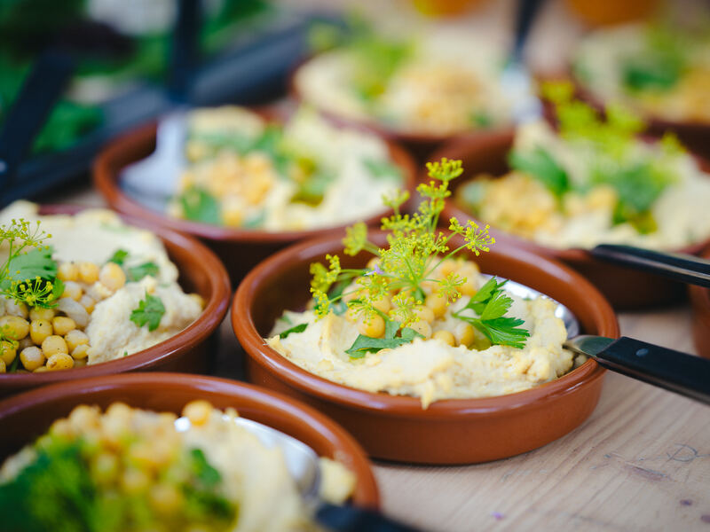 Einen festen Platz im Apéro-Catering hat unser Hummus aus Eiweisserbsen von unserem Biohof.