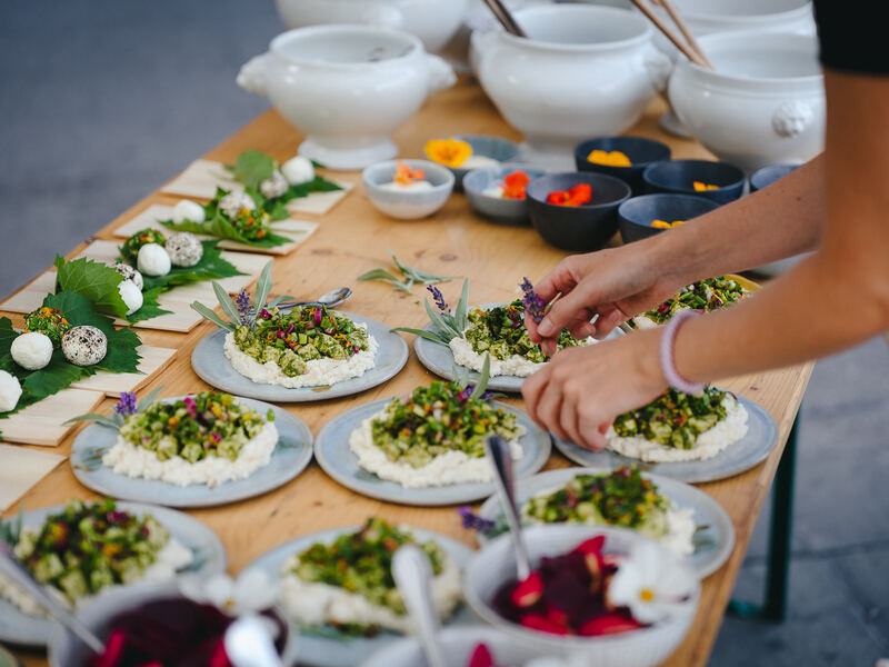 Ein Apérobüffet ist am Entstehen. Mit frischen Zutaten vom Biohof in Kerzers.