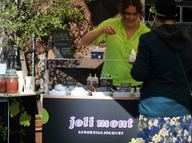 Ursina belegt Gfrornigs Joghurt mit Obedruf von der joli mont Theke. 