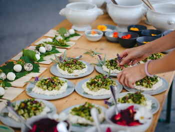 Ein Apérobüffet ist am Entstehen. Mit frischen Zutaten vom Biohof in Kerzers.